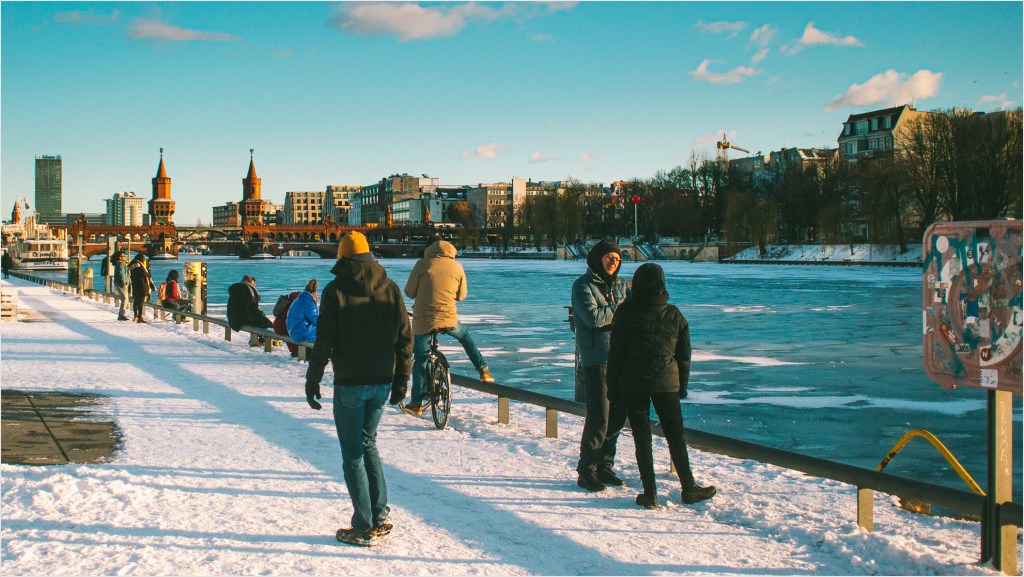 Menschen im Schnee an der Spree
