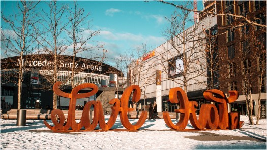 Skulptur auf dem Mercedes Benz Platz