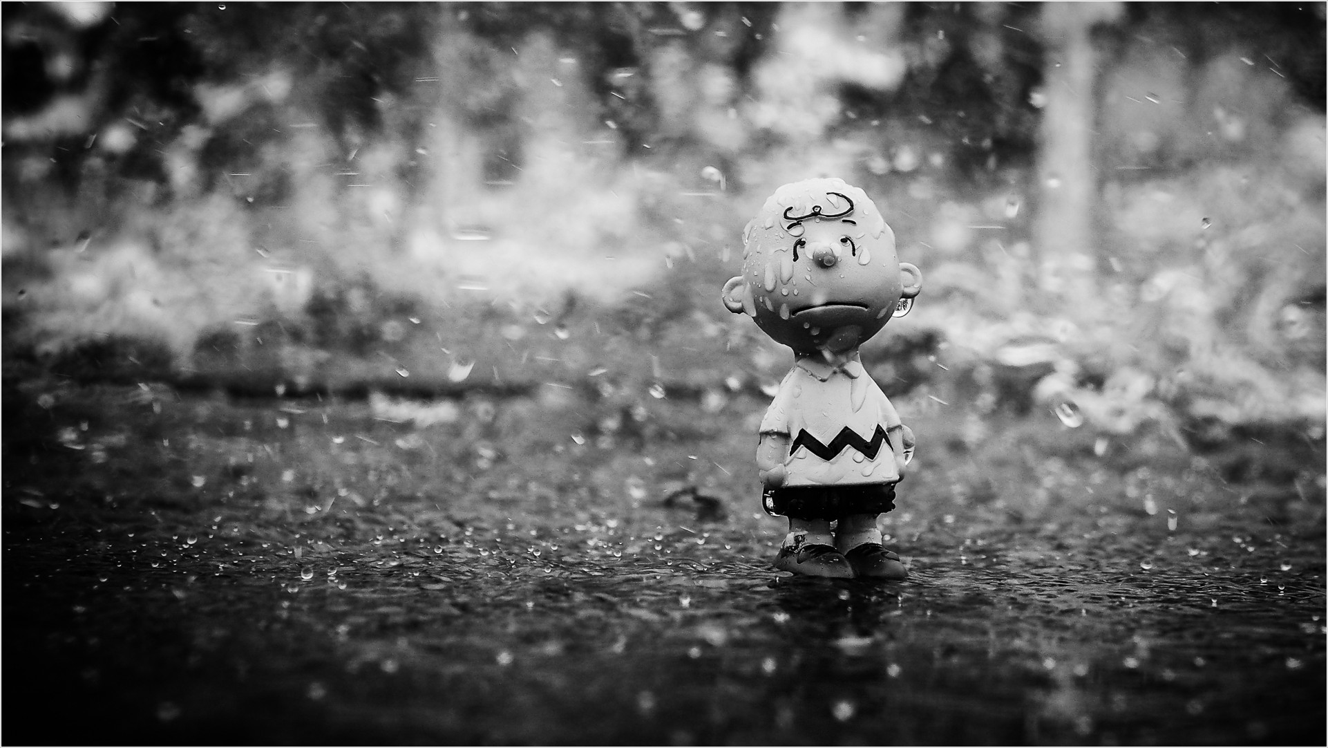Eine Charlie Brown Figur im Regen