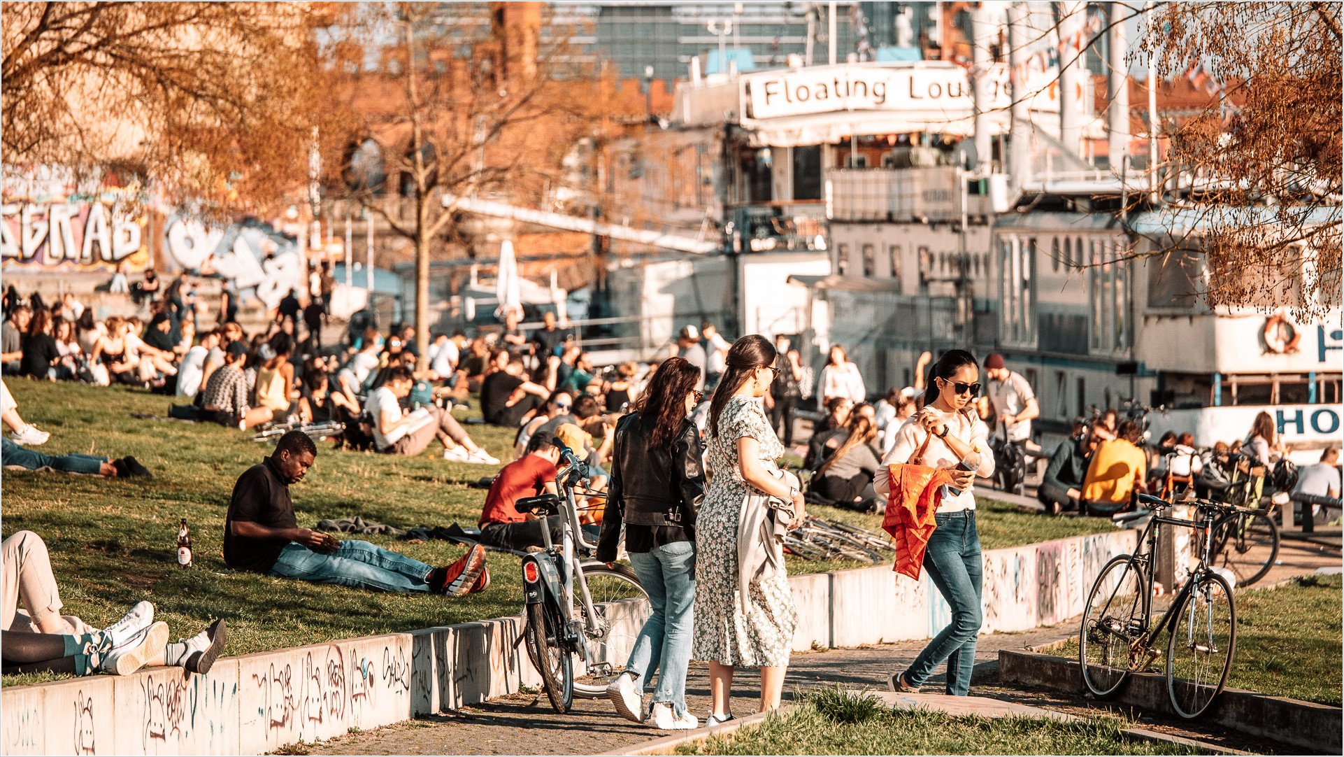 Park an der Spree mit Menschen