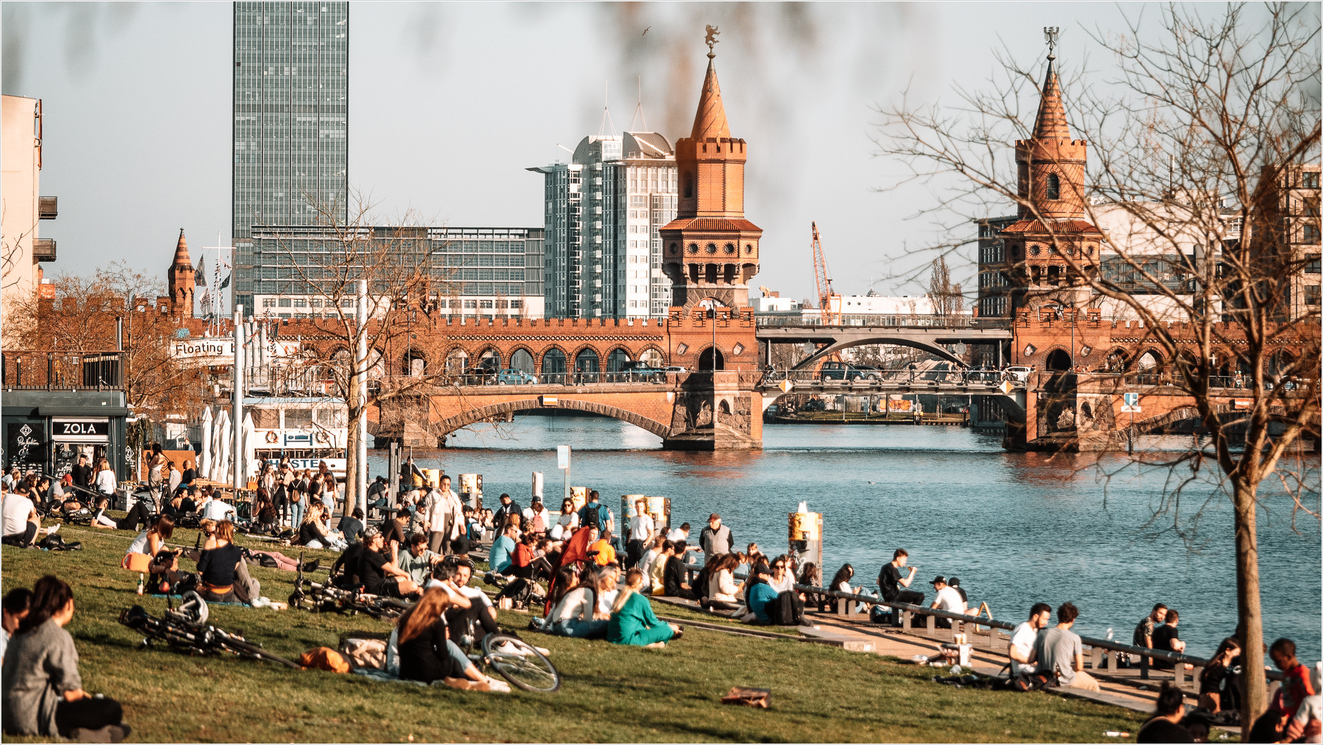 Oberbaumbrücke, im Vordergrund Menschen