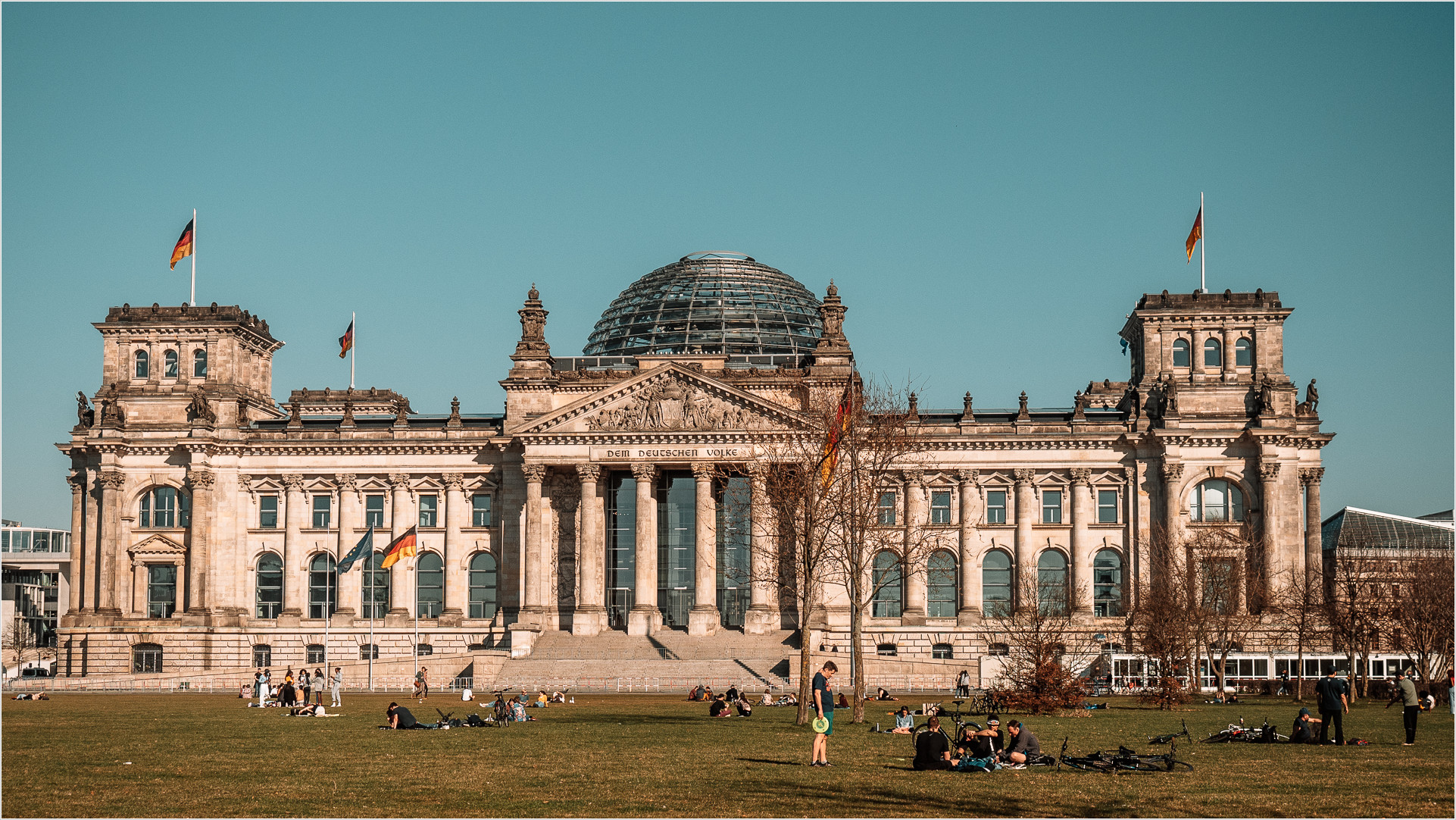 Reichstag mit Wiese