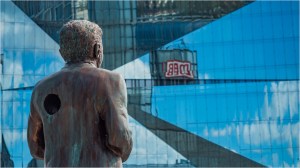Klaas Heufer-Umlauf Statue am Berliner Hauptbahnhof