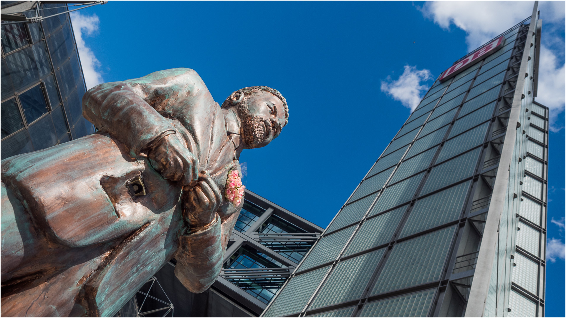 Klaas Heufer-Umlauf Statue am Berliner Hauptbahnhof