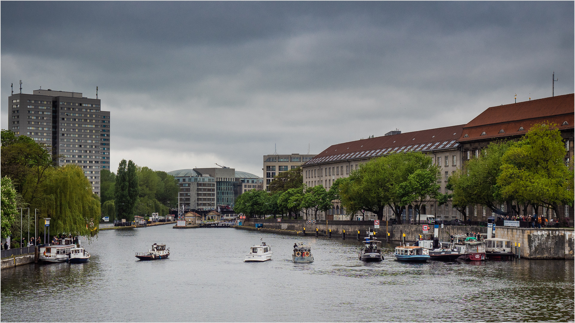 Alte Dampfboote auf der Spree Nähe Jannowitzbrücke