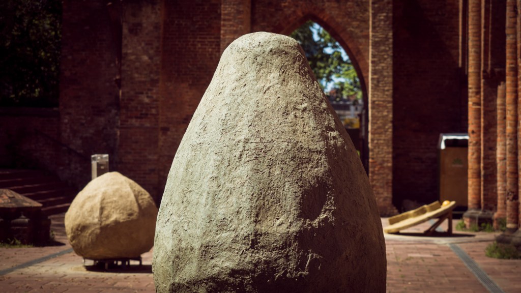 Schlammskulpturen in der Klosterruine