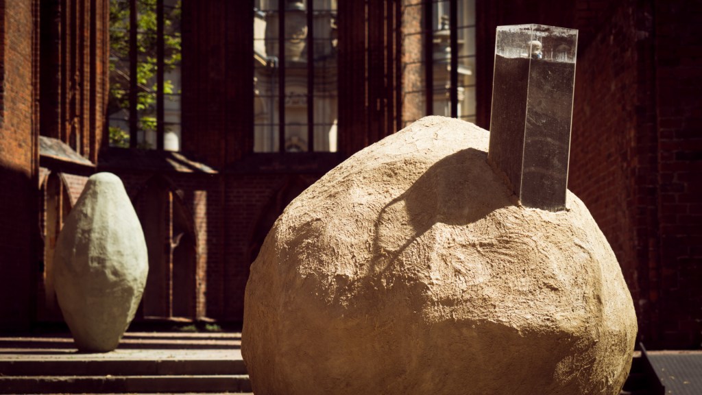 Schlammskulpturen in der Klosterruine