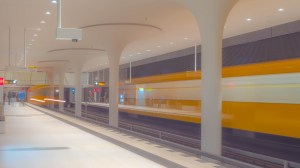 Zwei U-Bahnen in einem U-Bahnhof in Berlin