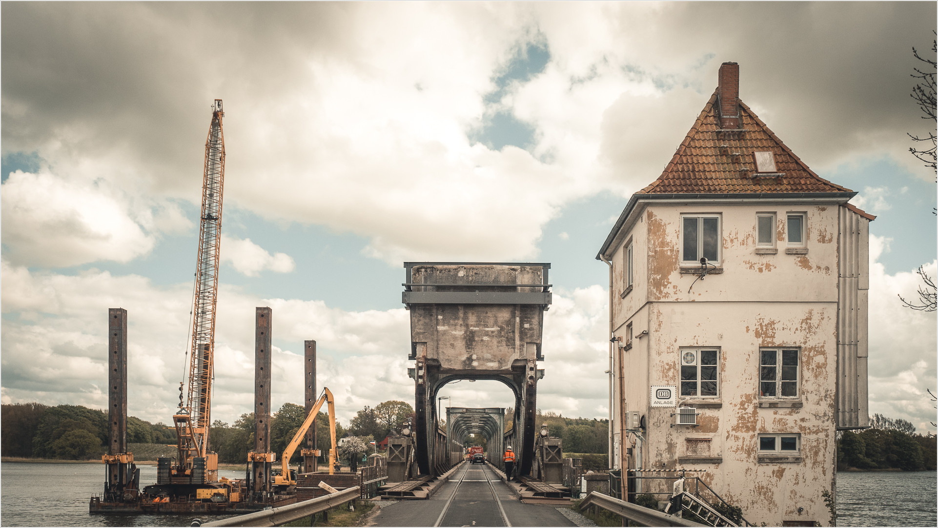 Lindaunisbrücke mit Gebäuden