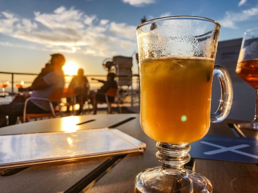 Cocktail in der Abendsonne