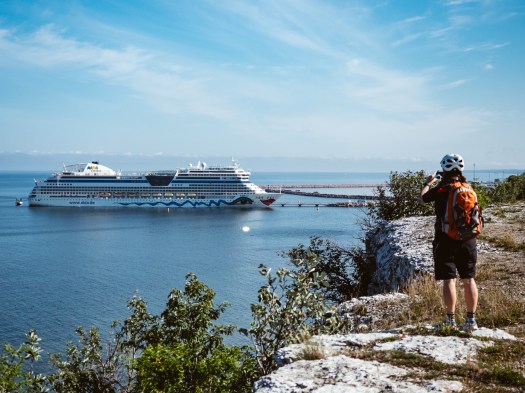 AIDAsol in Visby von den Klippen fotografiert
