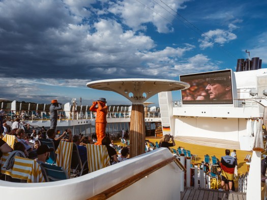Videoleinwand auf dem Pooldeck der AIDAsol