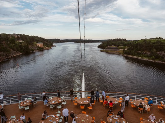 Enge Durchfahrt mit der AIDAsol durch die schwedischen Schären vor Stockholm