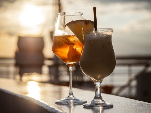 Zwei Cocktails im Gegenlicht