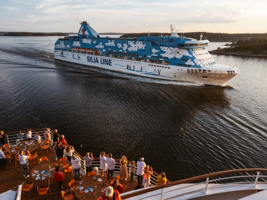 Die Silja Line überholt die AIDAsol in den Schären