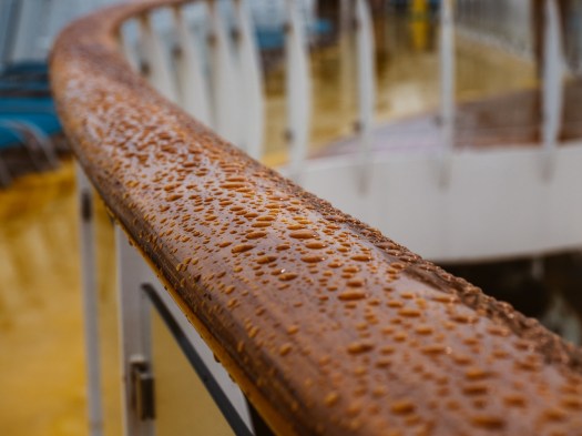 Regentropfen auf dem Handlauf