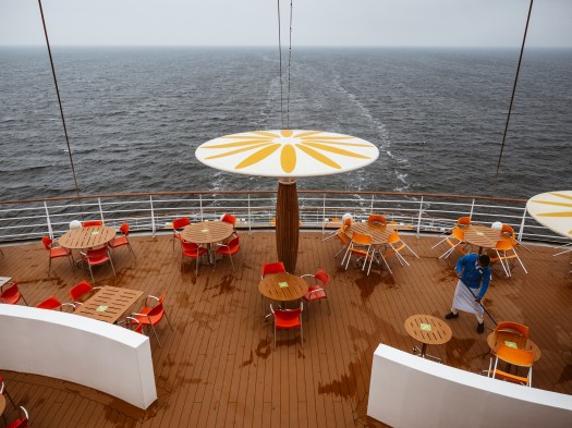 Reinigung nach dem Regen an der OceanBar der AIDAsol