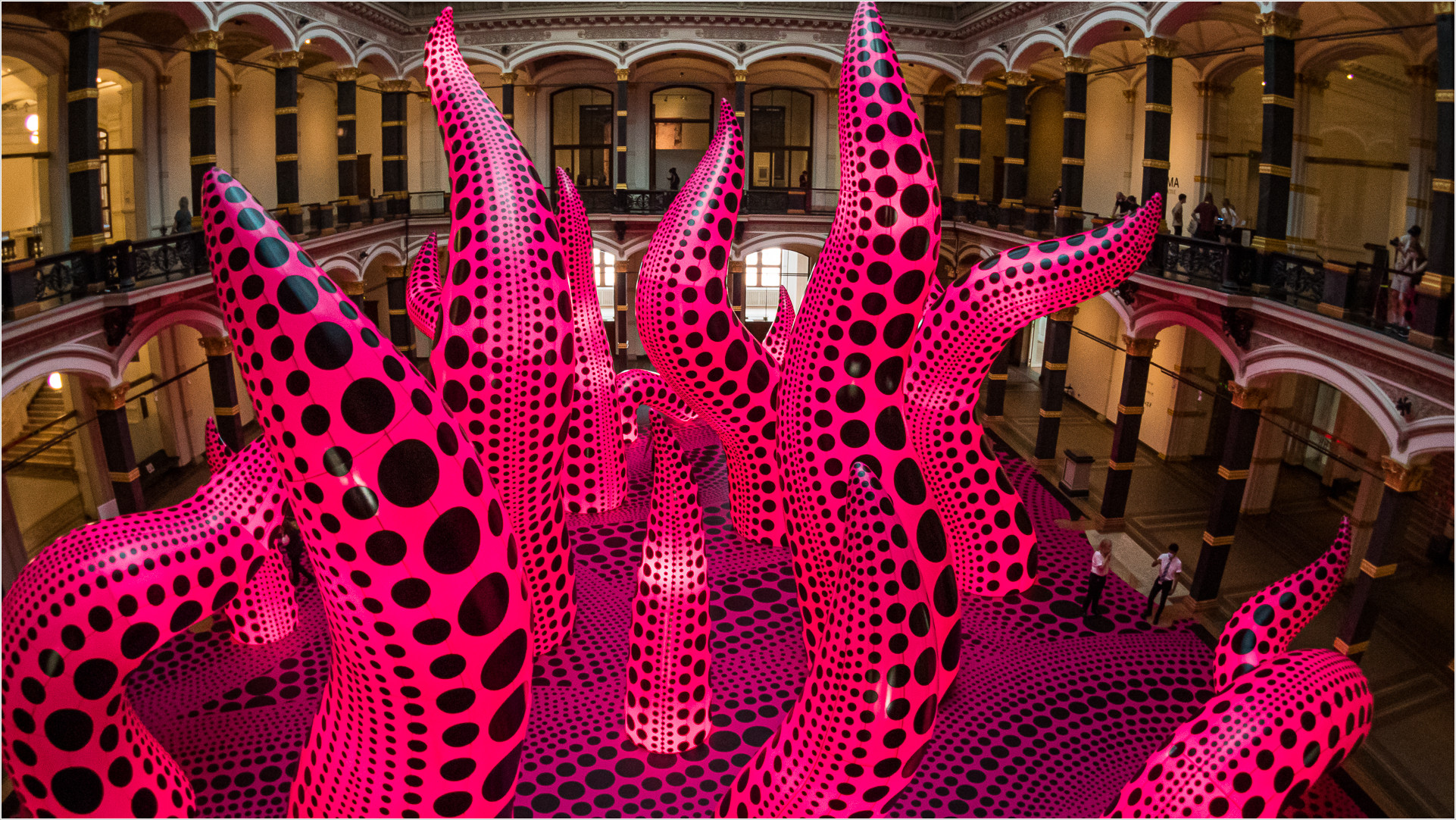 Kusama Installation im Foyer des Gropius Baus