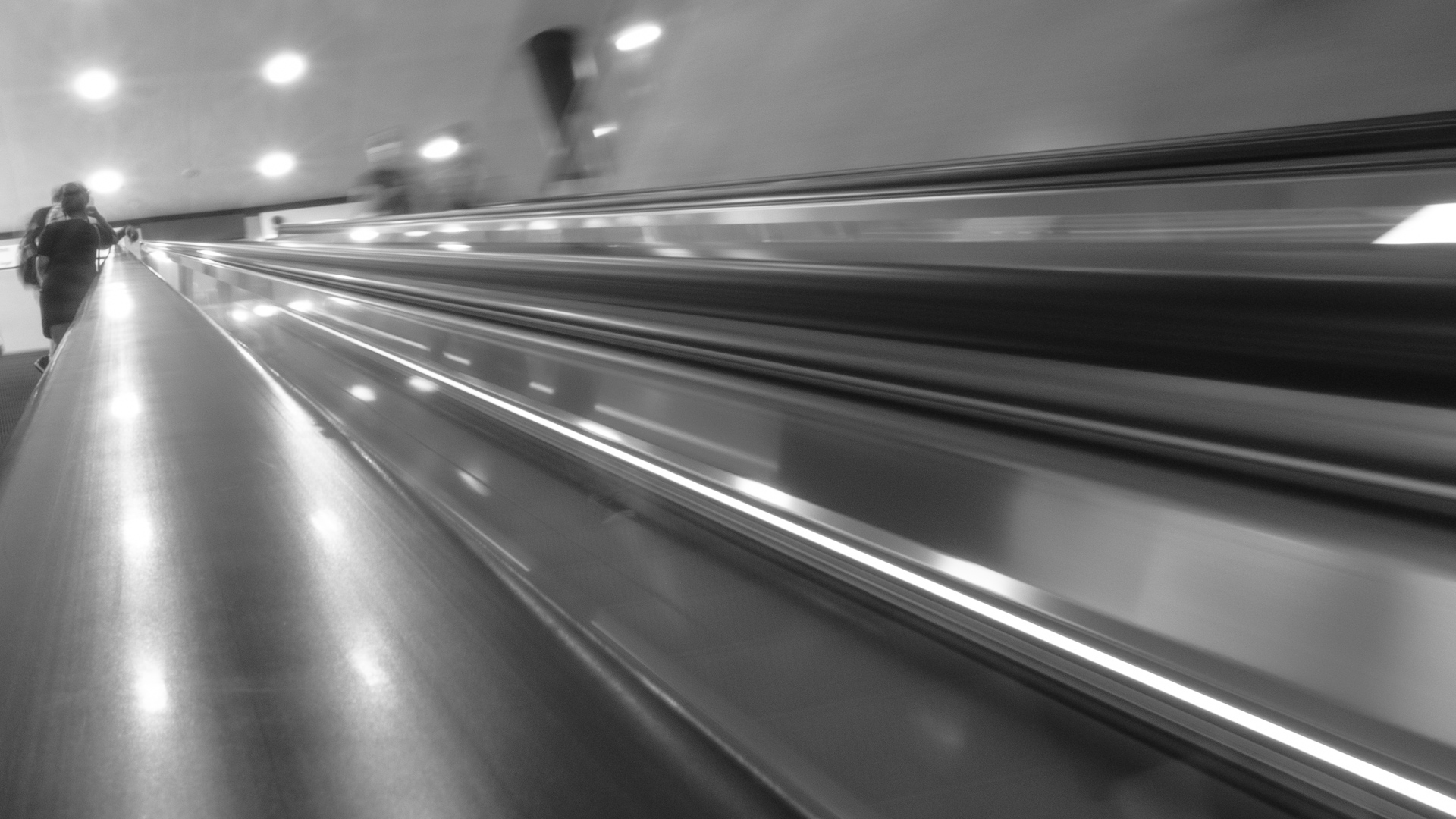 Rolltreppe in schwarzweiss, verwischt