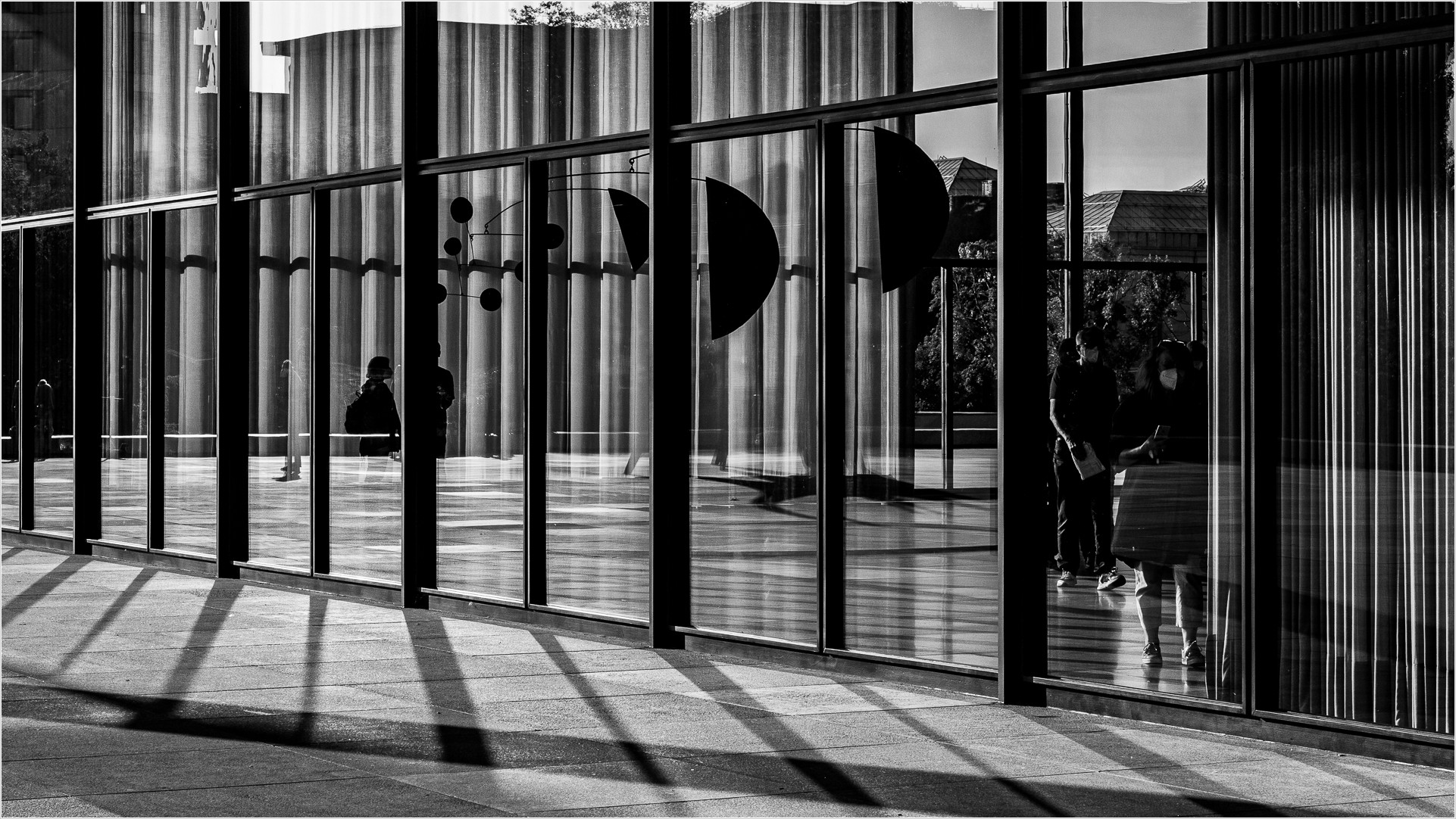 Blick durchs Fenster der neuen Nationalgalerie