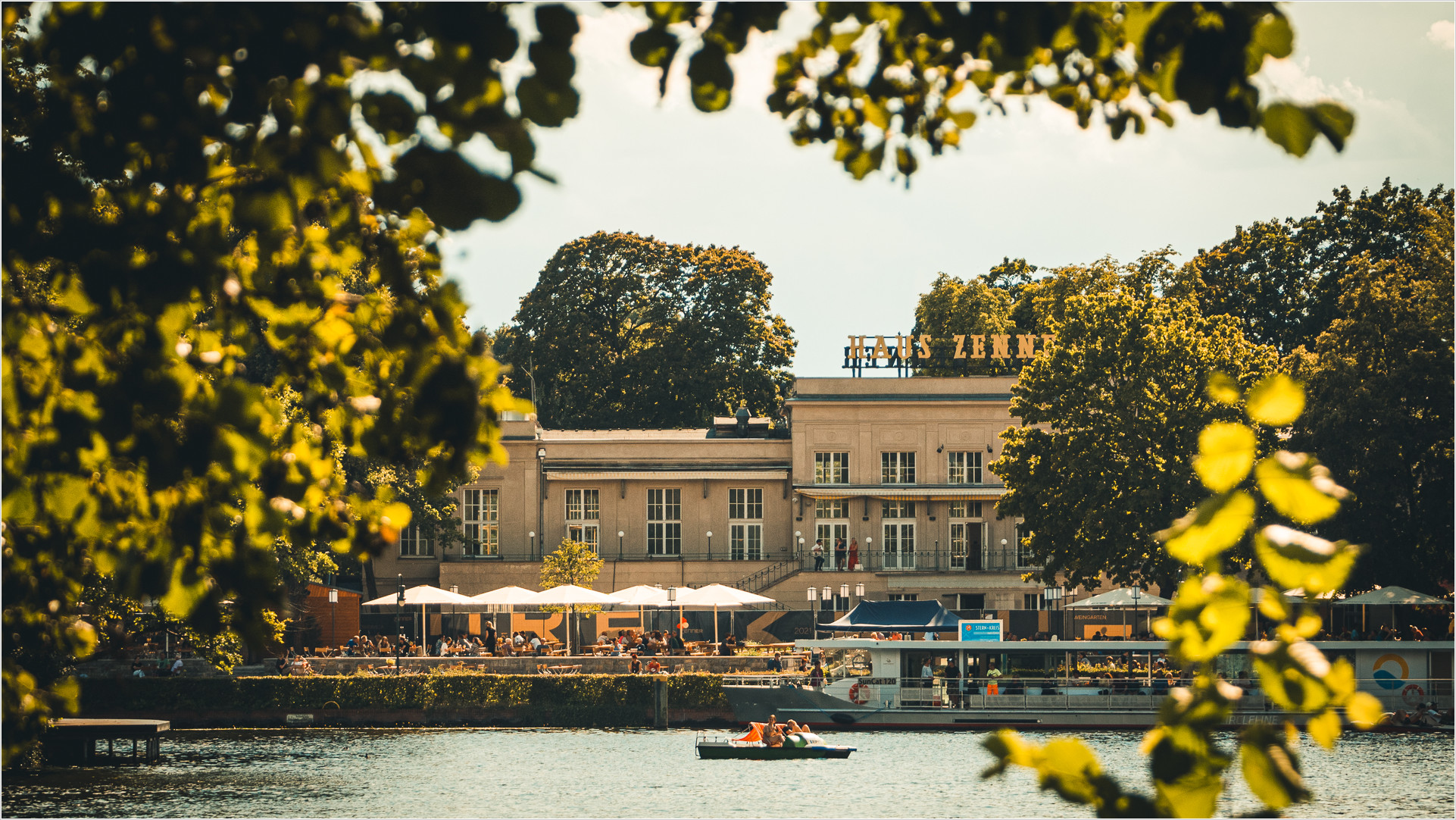 Biergarten Zenner, fotografiert von der Stralauer Halbinsel