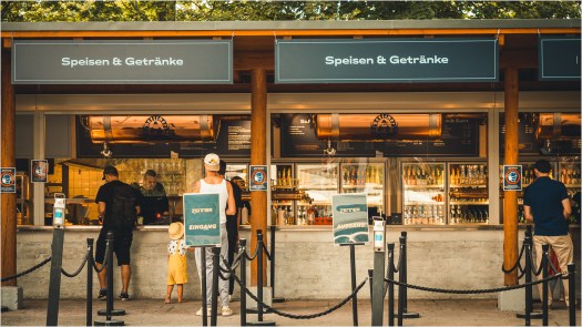 Selbstbedienung im Biergarten Zenner