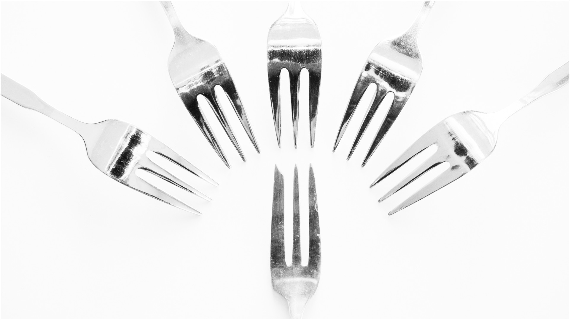 6 Kuchengabeln auf hellem Hintergrund