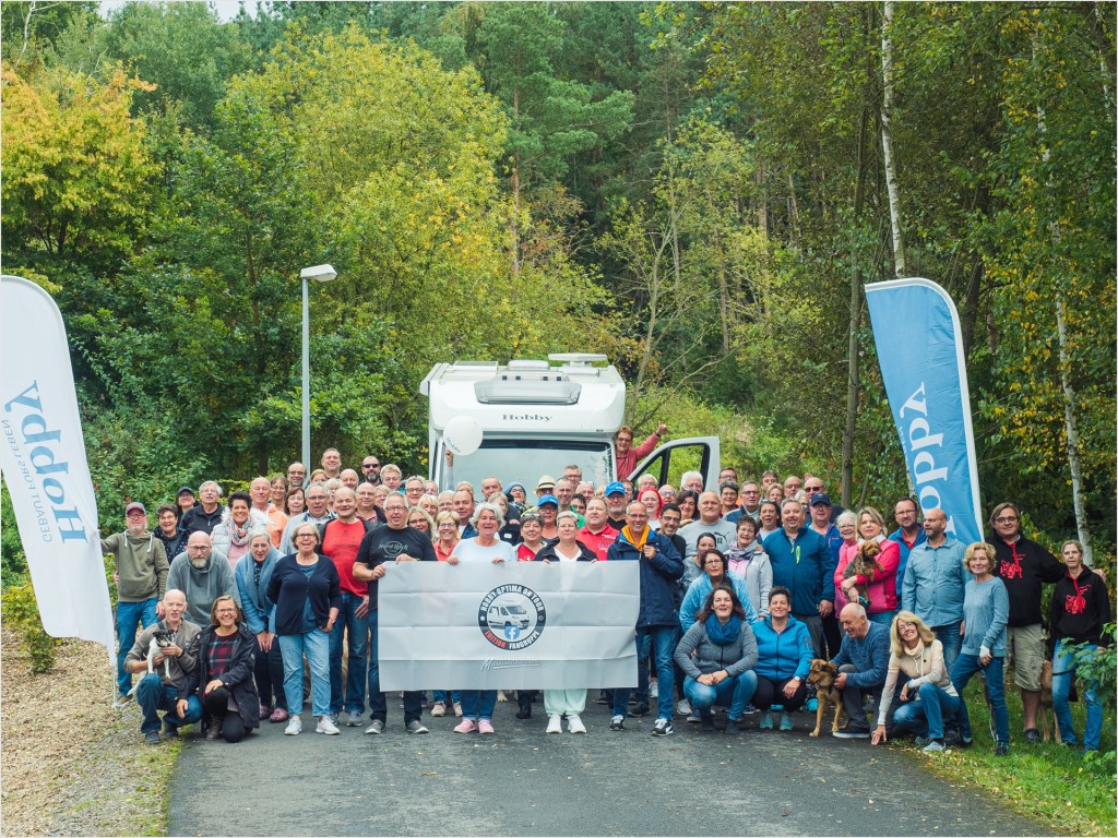 Gruppenfoto mit Hobbyaufstellern und einem Wohnmobil