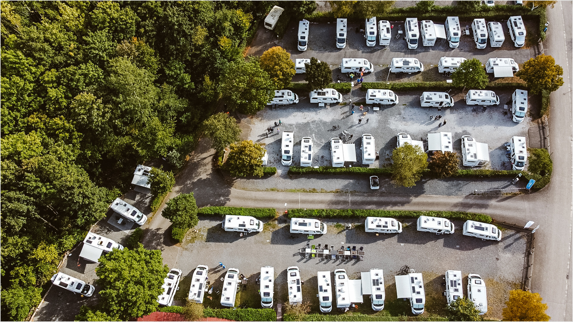 50 Hobby Wohnmobile auf einem Stellplatz aus der Luft aufgenommen