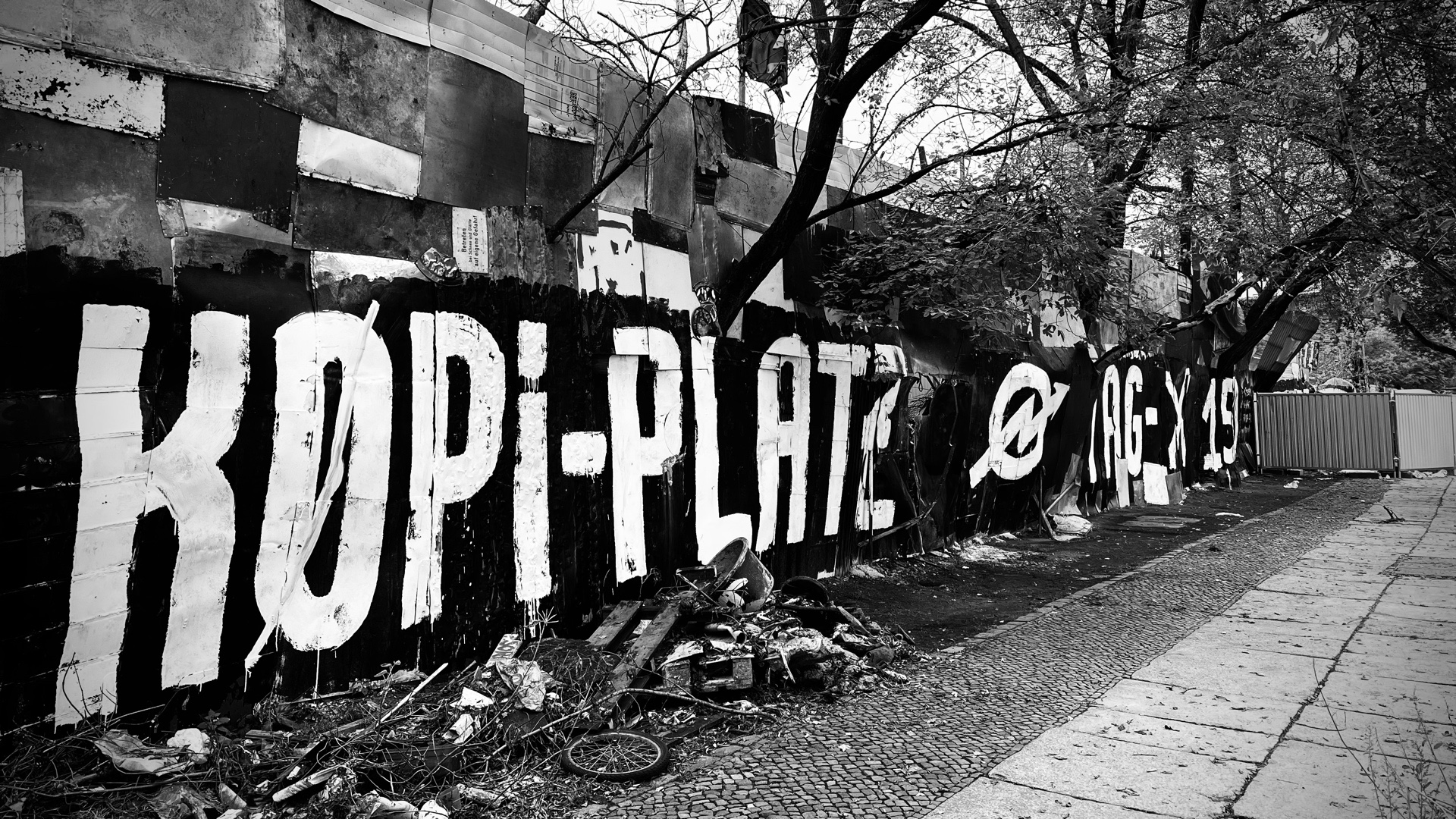 Zaun am Gelände der Köpi Wagenburg in Berlin