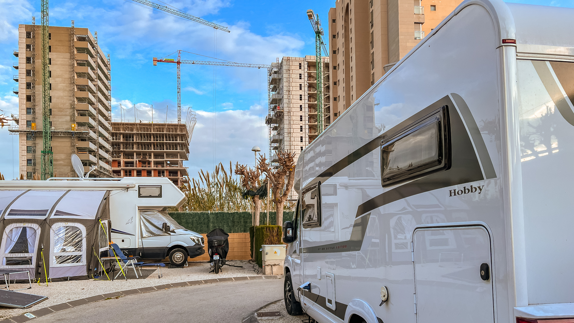 Wohnmobile vor Hochhäusern