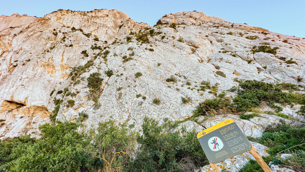 Hinweisschild vor dem Penyal d’Ifac