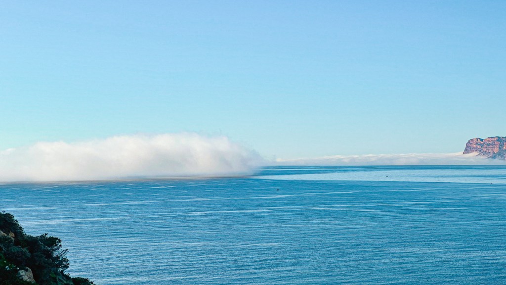 Nebelwand auf dem Meer