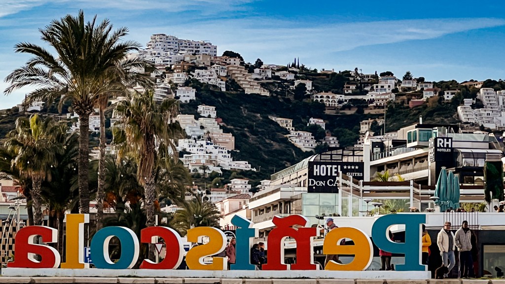 Der Schriftzug Peñíscola von hinten gesehen