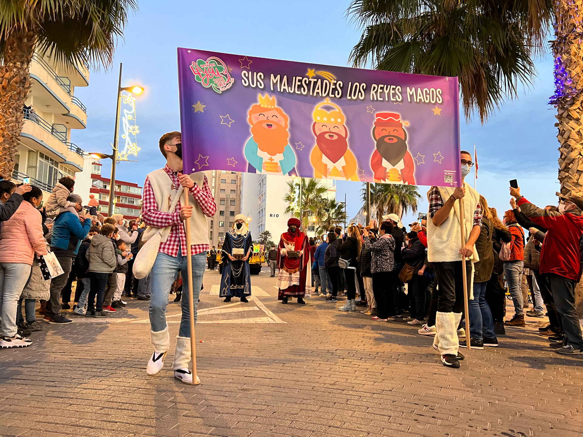 Plakatträger am Abalgata de Reyes