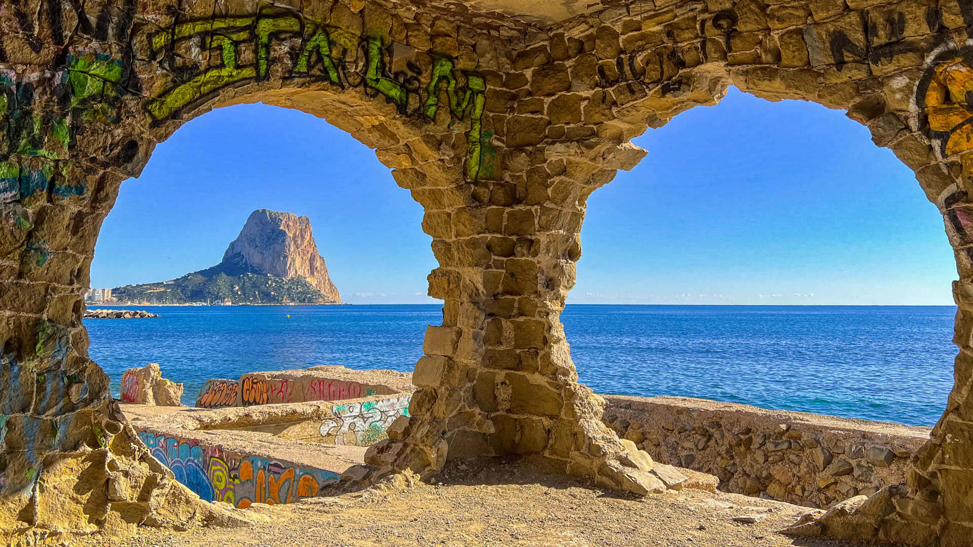 Blick auf den Ifach durch 2 runde Bögen