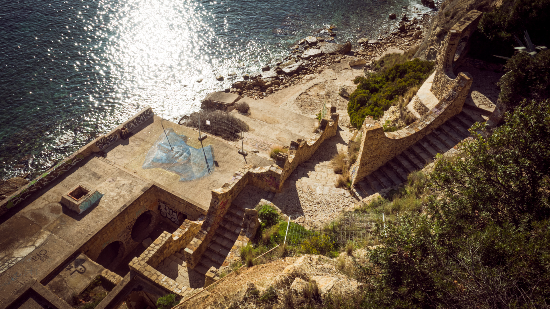 Treppen führen hinunter zum Meer