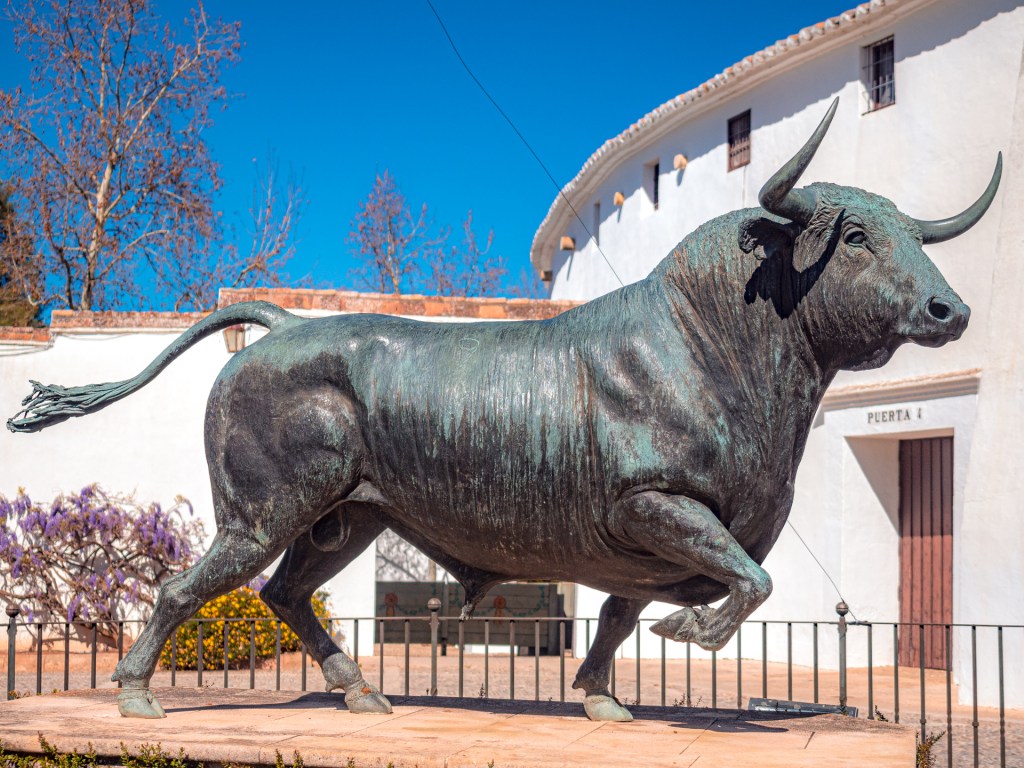 Stierfigur vor Arena in Ronda
