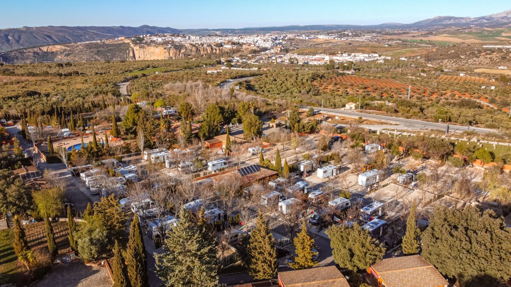 Campingplatz "El sur" mit Ronda im Hintergrund