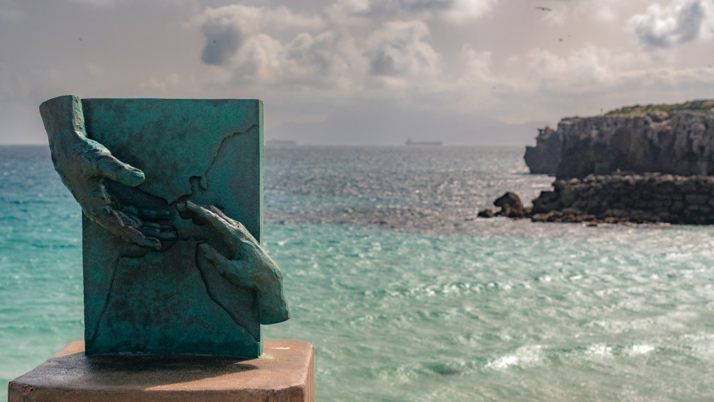Eine Skulptur in Tarifa