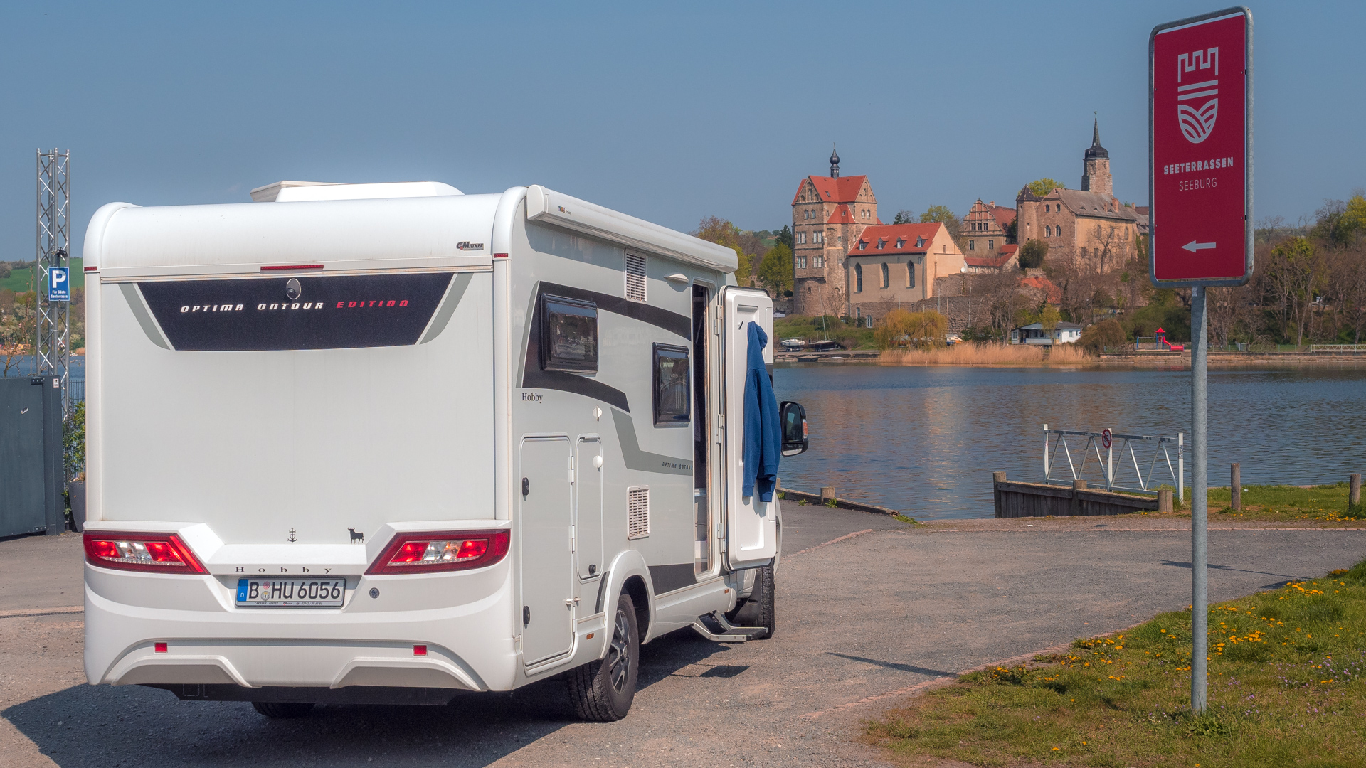 Ein Wohnmobil vor einem Schloss