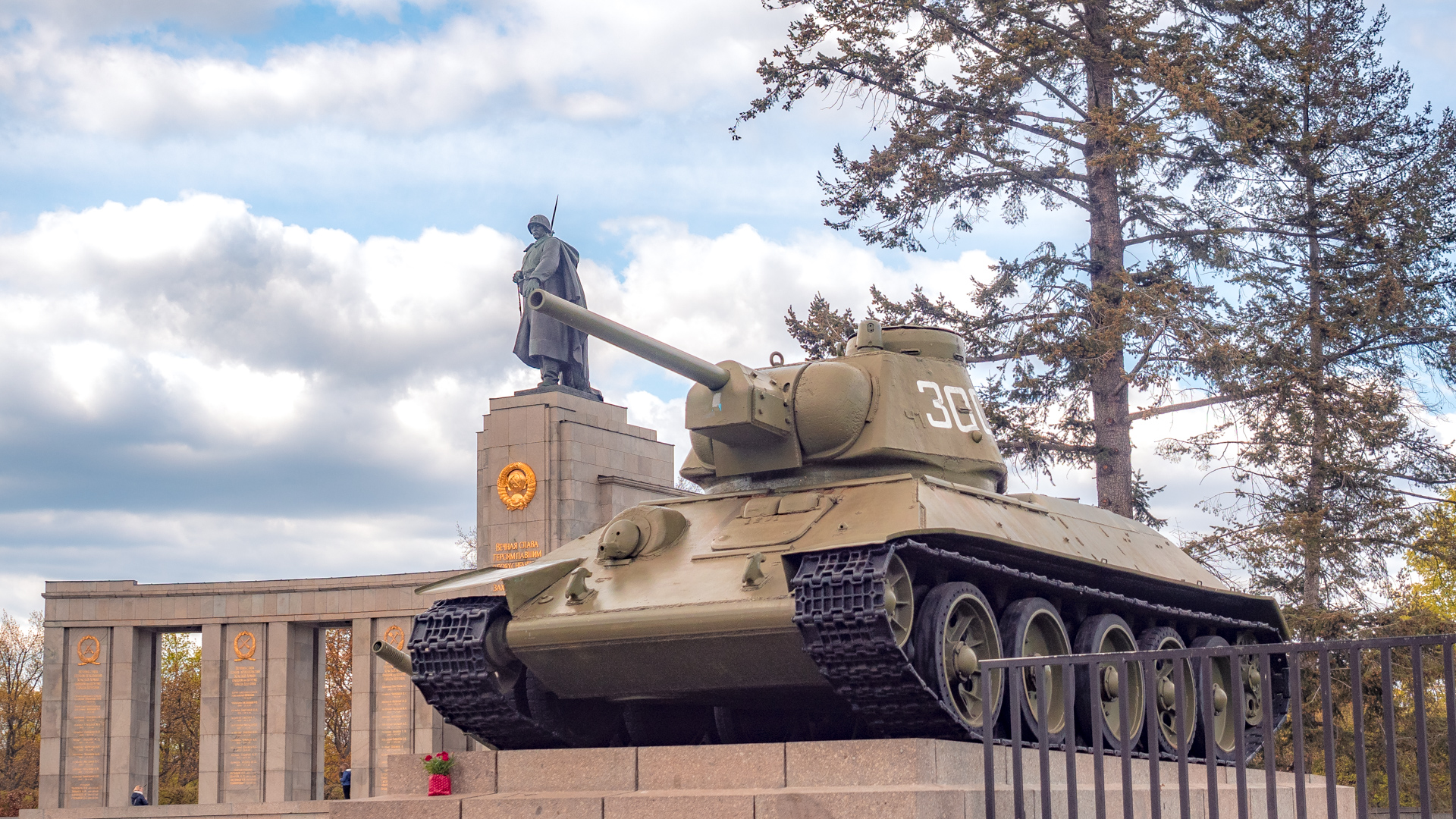 Panzer am Ehrenmal in Berlin