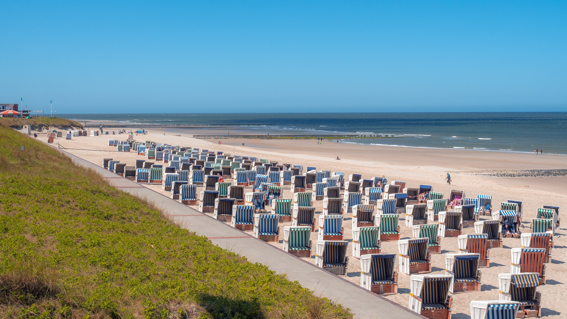 Strandkörbe am Strand auf Wangerooge