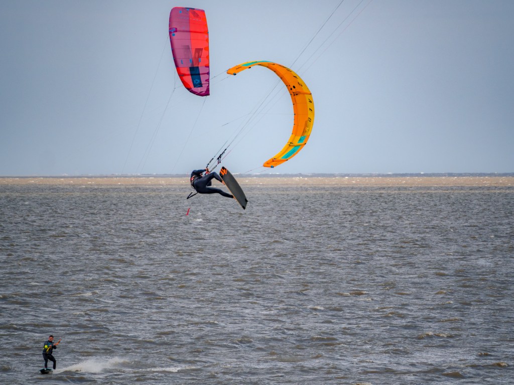 Kitesurfer fliegend