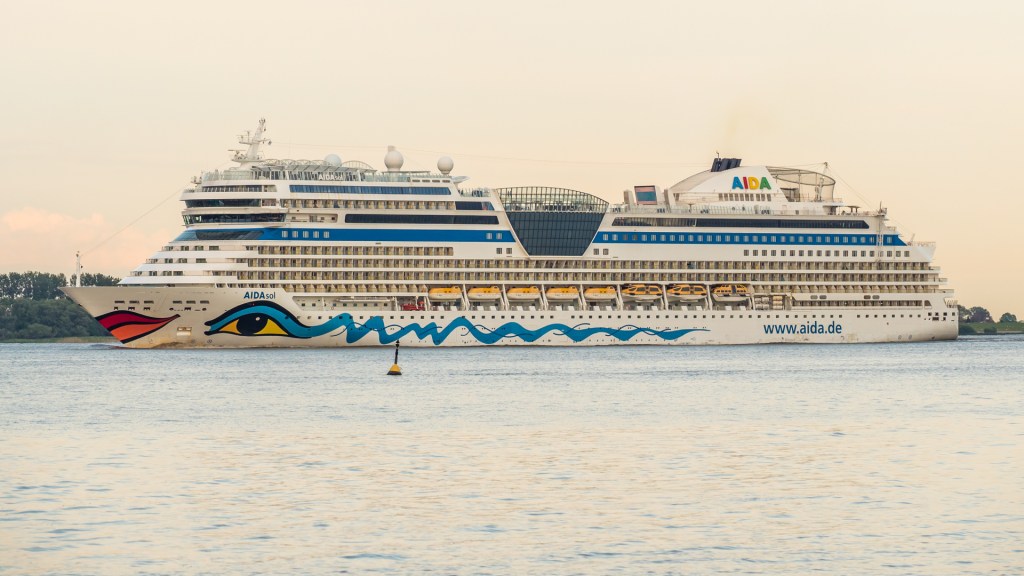 AIDAsol auf der Elbe in Krautsand