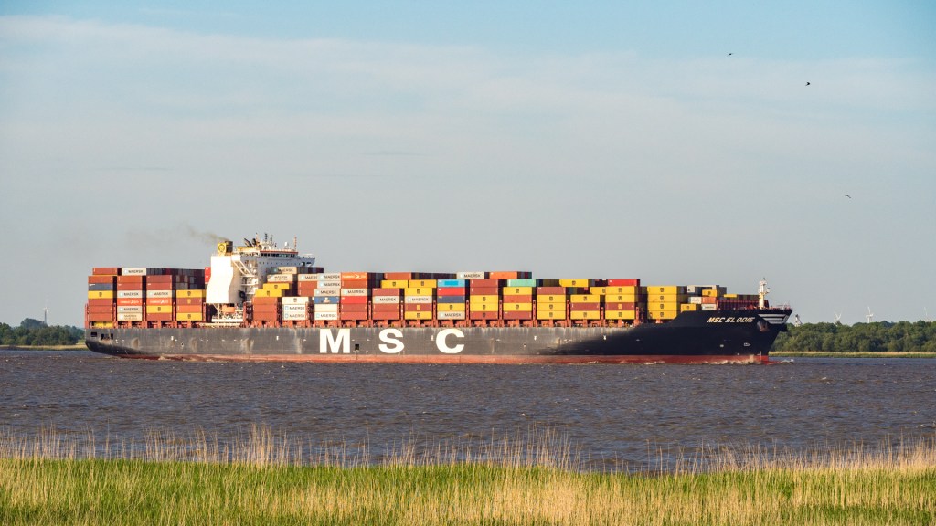 Containerschiff auf der Elbe