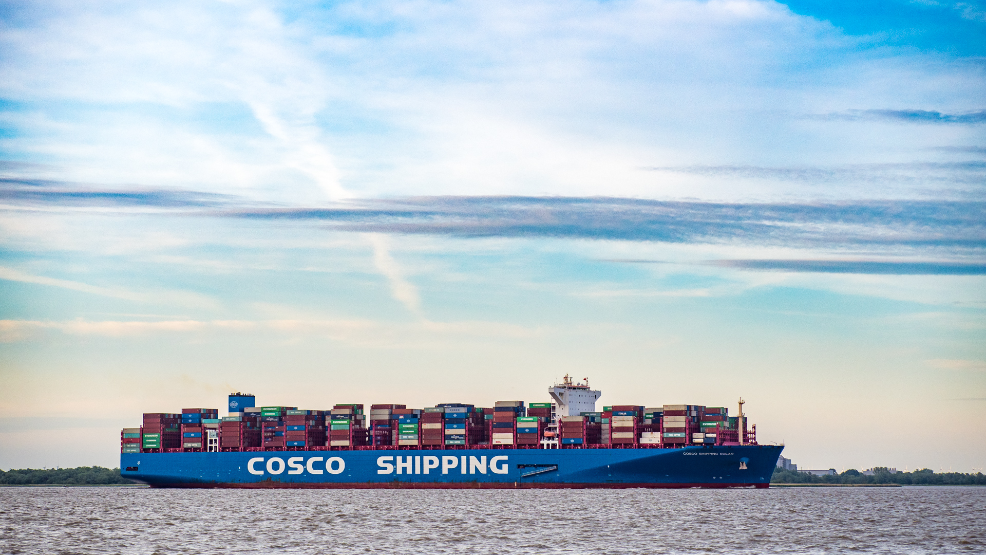 Containerschiff auf der Elbe