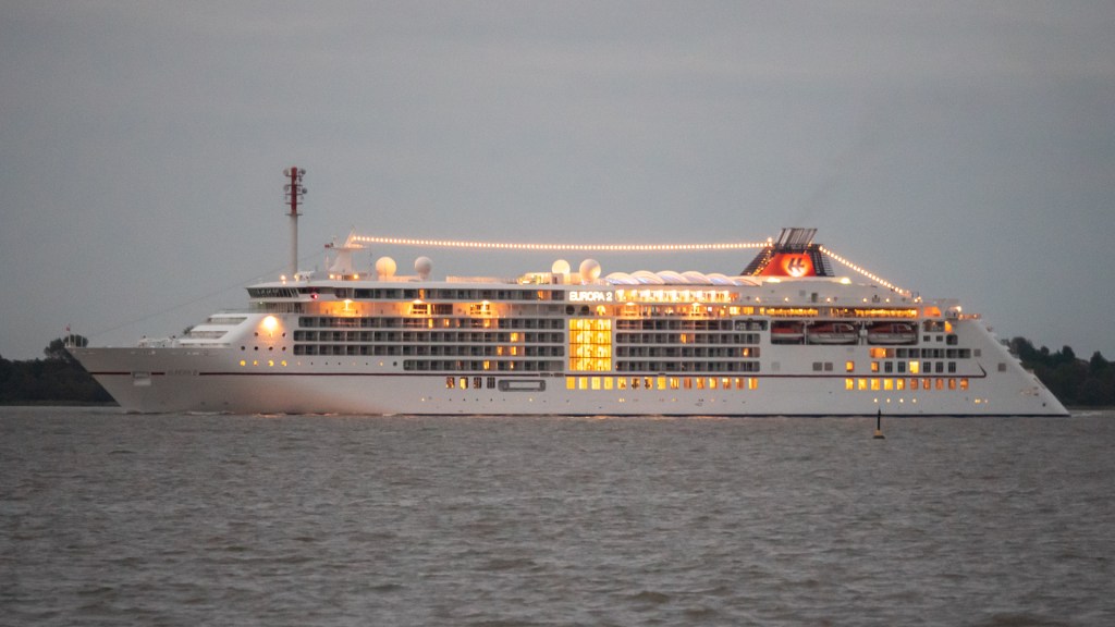 Kreuzfahrtschiff auf der Elbe