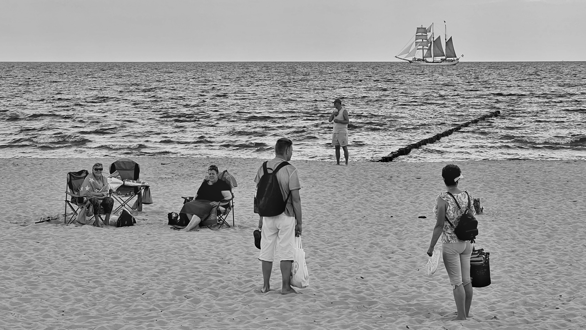 Strandansicht mit Segelschiff