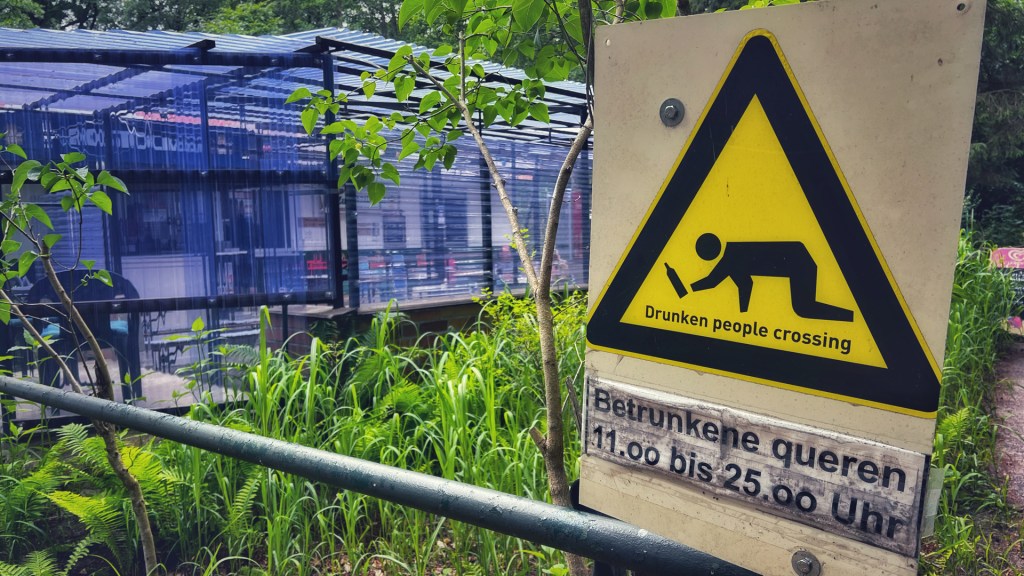 Lustiges Schild bei einer Gaststätte